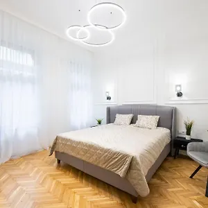 Luxurious 4bedrm 3bathrm W/ Balcony Budapest