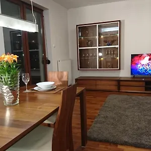Quiet And Spacious With Garage Option Apartament